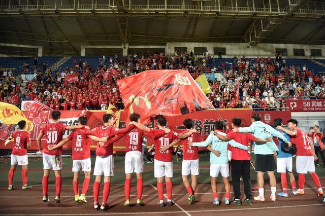 李章洙回渝参加足协杯夺冠25周年纪念赛，感慨儿子当年才初中（回到重庆庆祝足协杯封王25周年，李章洙感慨儿子当时还在读初中）