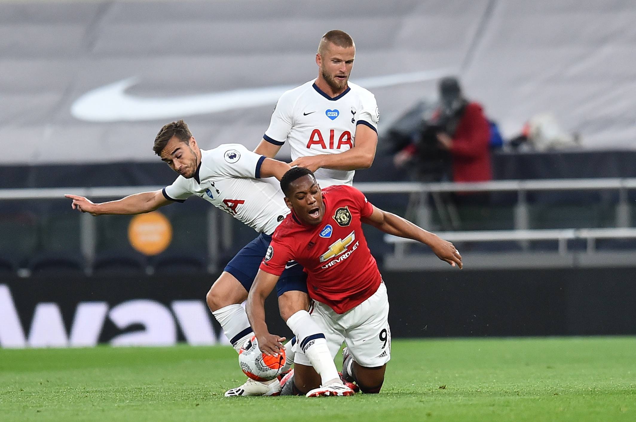 登贝莱社媒祝福阿什拉夫当选非洲足球先生：是你应得的，兄弟（登贝莱社媒发文恭喜阿什拉夫荣膺非洲足球先生：你当之无愧，兄弟）