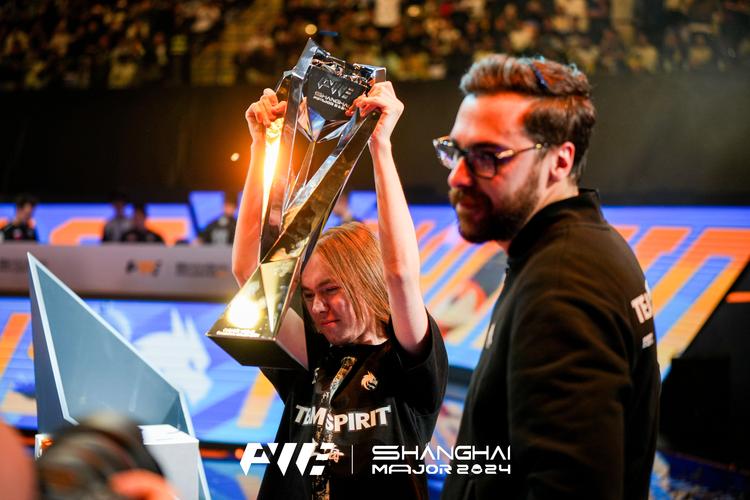 在今日TES对阵OMG的比赛中，Rookie使用阿卡丽达成了在LPL的第3000杀，是LPL第1位达成该成就的选手＼